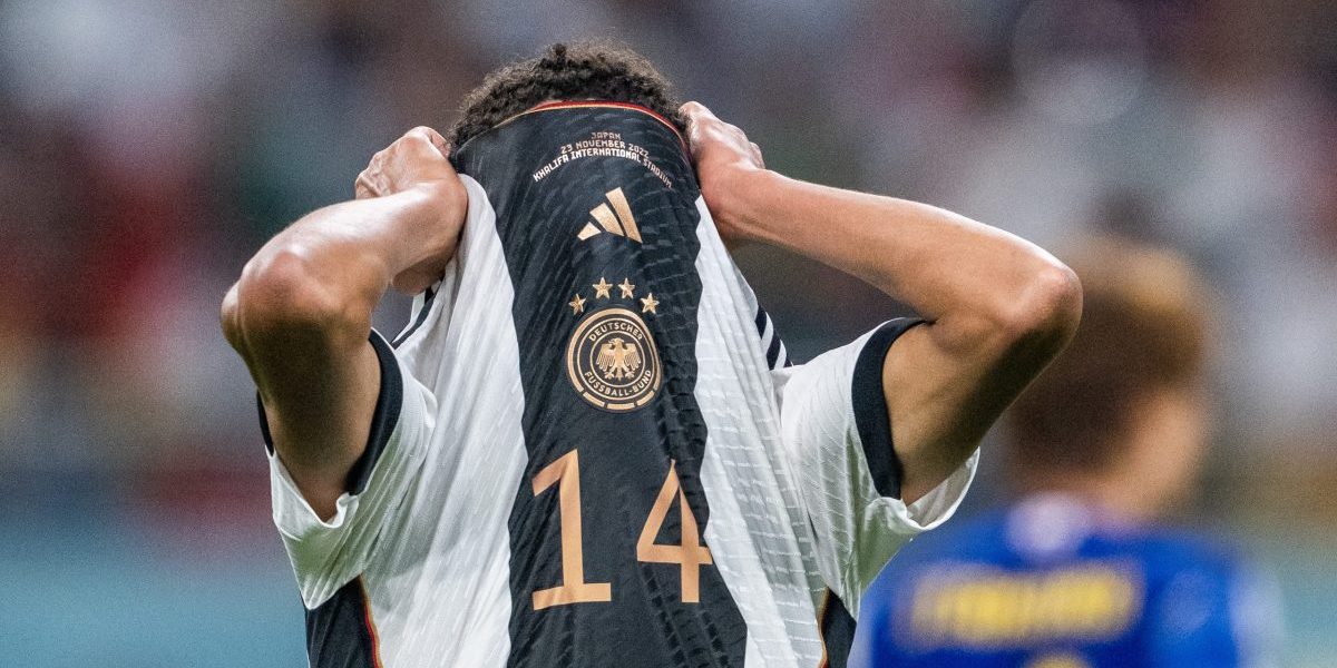 Ein enttäuschter Jamal Musiala beim Gruppenspiel Deutschland gegen Japan in Al Rayyan, Katar