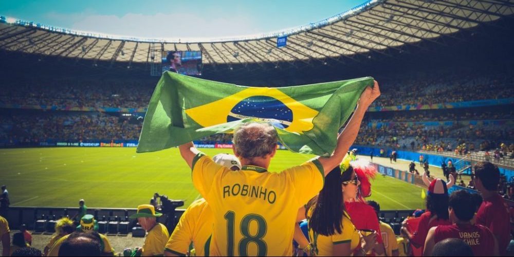 Fan mit brasilianischer Flagge im Fußballstadion