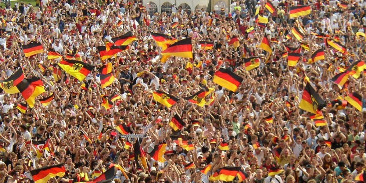 Deutsche Fans schwingen die Deutschland Flagge